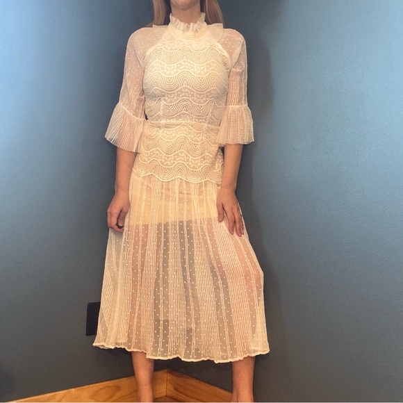 Elliatt Dresses & Skirts - Elliatt Australia White High Neck Lace Midi Dress size M
